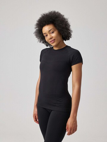 SNOCKS Performance Shirt in Black: front