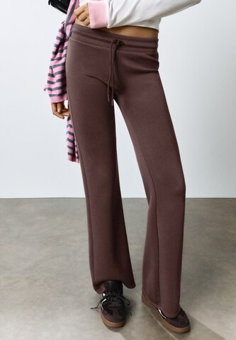 Pull&Bear Flared Hose in Braun: Vorderseite