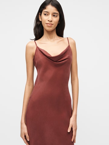 Rochie 'AKILINA' de la GUESS pe roșu