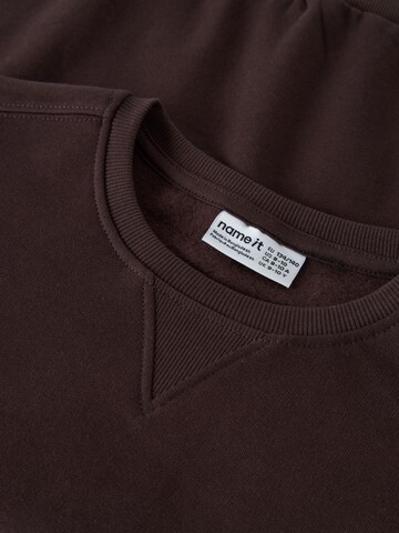 NAME IT - Sudadera en marrón