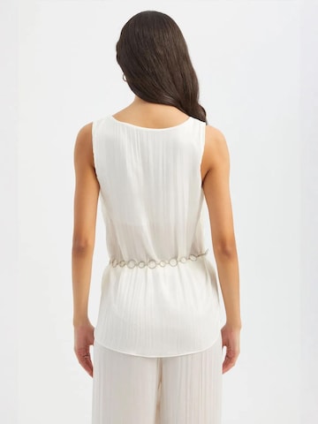 Haut Hiccup en blanc