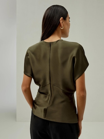 Lilysilk Blouse 'Seidentop mit kurzen Fledermausärmeln' in Groen
