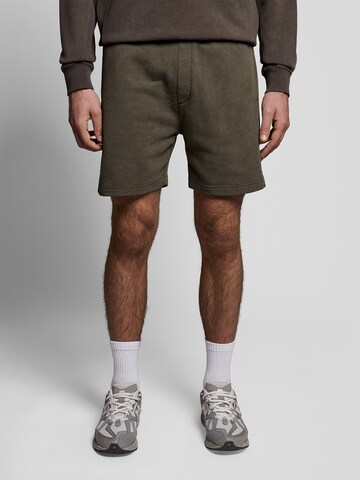 Lyle & Scott Regular Broek in Groen: voorkant