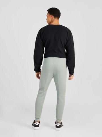 Tapered Pantaloni 'TECH FLEECE' di Nike Sportswear in verde
