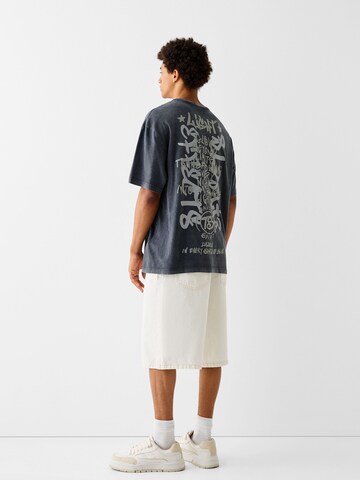 Tricou de la Bershka pe gri