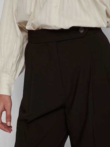 Tapered Pantaloni con pieghe di VILA in nero