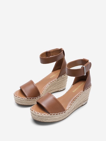 Dream Pairs Sandals in Brown