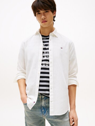 Tommy Jeans Regular Fit Hemd (OCS) in Weiß: Vorderseite
