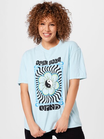 T-shirt 'Open Your Mind' Nasty Gal Plus en bleu : devant