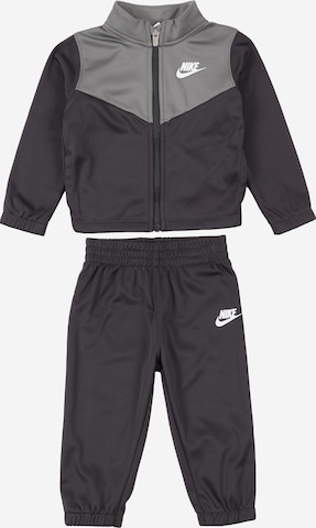 Nike Sportswear Juoksupuku 'ESSENTIALS' värissä harmaa: etupuoli