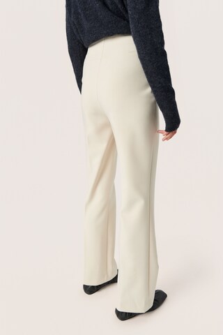 SOAKED IN LUXURY Slim fit Trousers with creases 'Corinne' in White