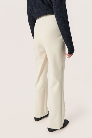 SOAKED IN LUXURY Slimfit Suorat housut 'Corinne' värissä valkoinen