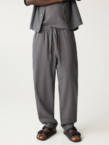 Loosefit Pantalon Pull&Bear en gris : devant