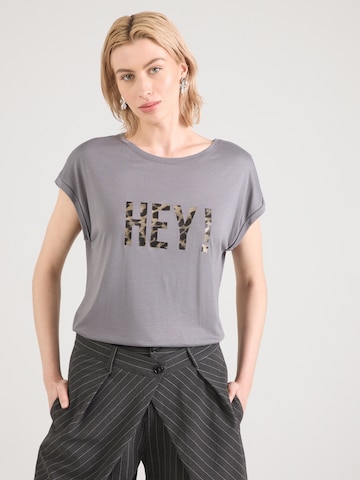 Tricou 'Amanda' de la ABOUT YOU pe gri: față