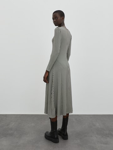 EDITED Klänning 'Aurea' i grå