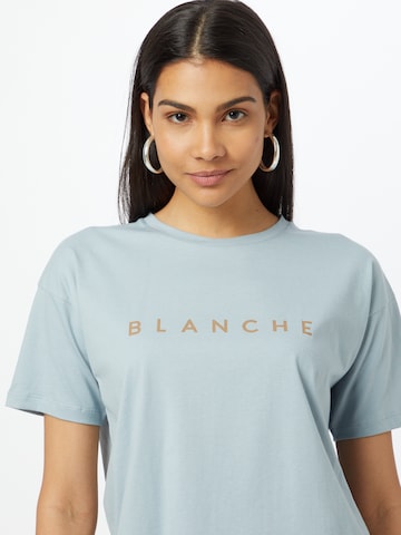 T-shirt Blanche en bleu