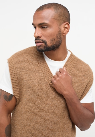 MUSTANG Sweater Vest in Brown