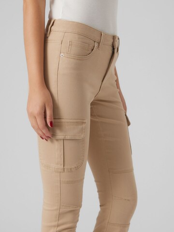 Slimfit Jeans cargo di VERO MODA in beige