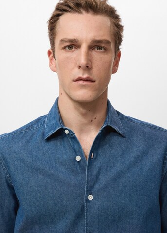 MANGO MAN Slim Fit Риза в синьо