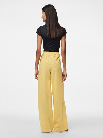 Wide Leg Pantalon 'PCFeline' PIECES en jaune