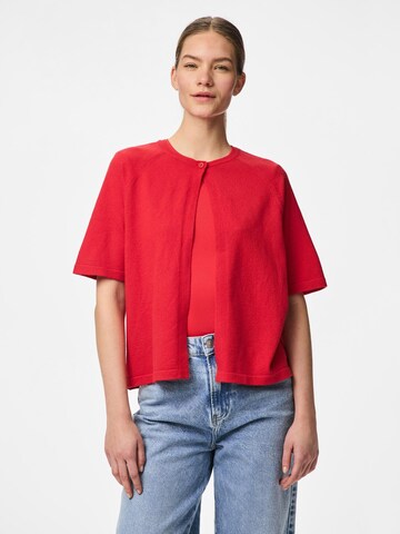 Cardigan 'PCBree' PIECES en rouge : devant