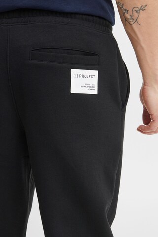 11 Project Regular Jogger Pants in Schwarz