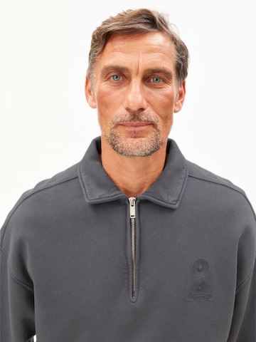 Sweat-shirt 'ICONIC Å TEMAAL' ARMEDANGELS en gris