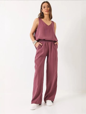 Completo pantalone di Bianco Lucci in lilla: frontale