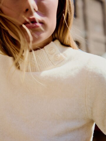 Bershka Sweater in Beige: front
