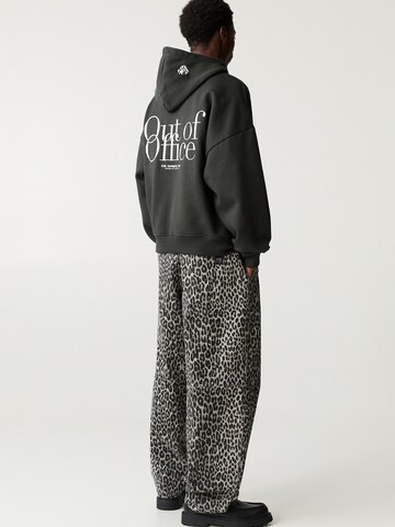 Pull&Bear Sweatshirt 'OUT OF THE OFFICE' i grön