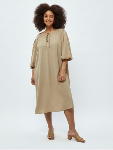 Robe Peppercorn en beige : devant