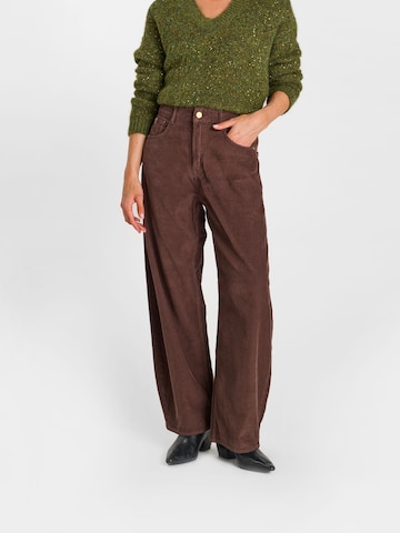 Wide Leg Pantalon chino Le Temps Des Cerises en marron : devant