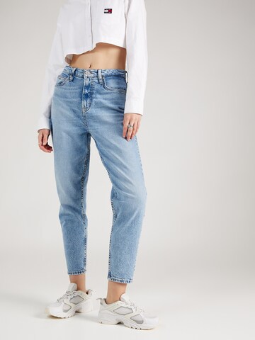 Coupe slim Jean 'MOM SLIM' Tommy Jeans en bleu : devant