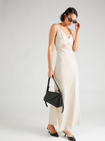 YAS - Vestido de noche 'DOTTEA' en beige