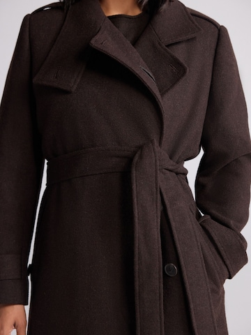 Next Mantel in Braun