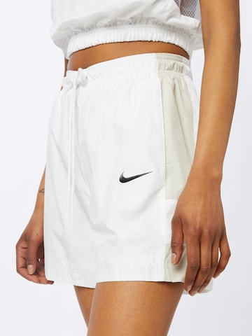 Nike Sportswear Szabványos Nadrág 'Essential' - fehér