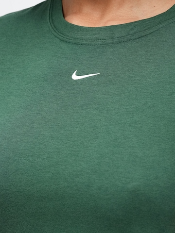 Nike Sportswear T-Shirt 'CHLL' in Grün