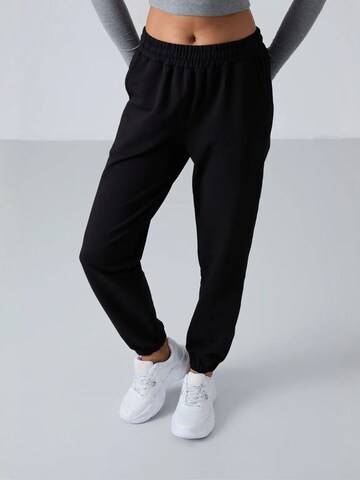 Tommy Life Tapered Pants in Black