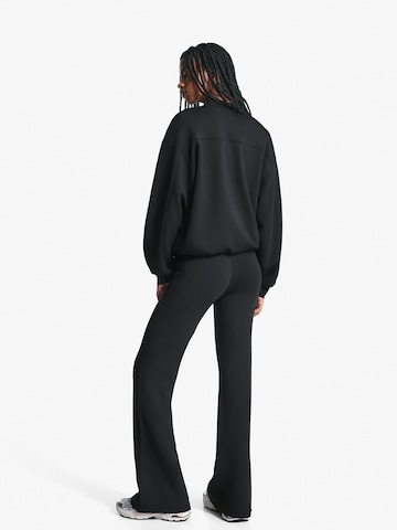 Bershka Flared Nadrág - fekete