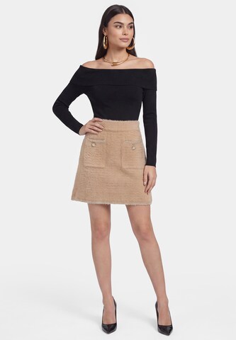 faina Rok in Beige