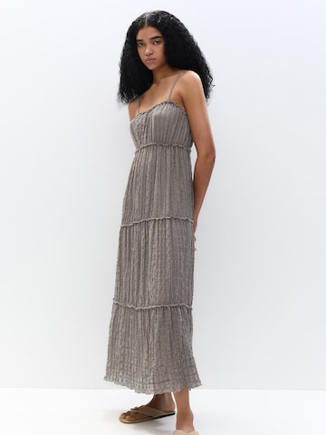 Abito di Pull&Bear in grigio: frontale