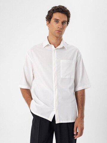 Antioch - Ajuste regular Camisa en blanco: frente