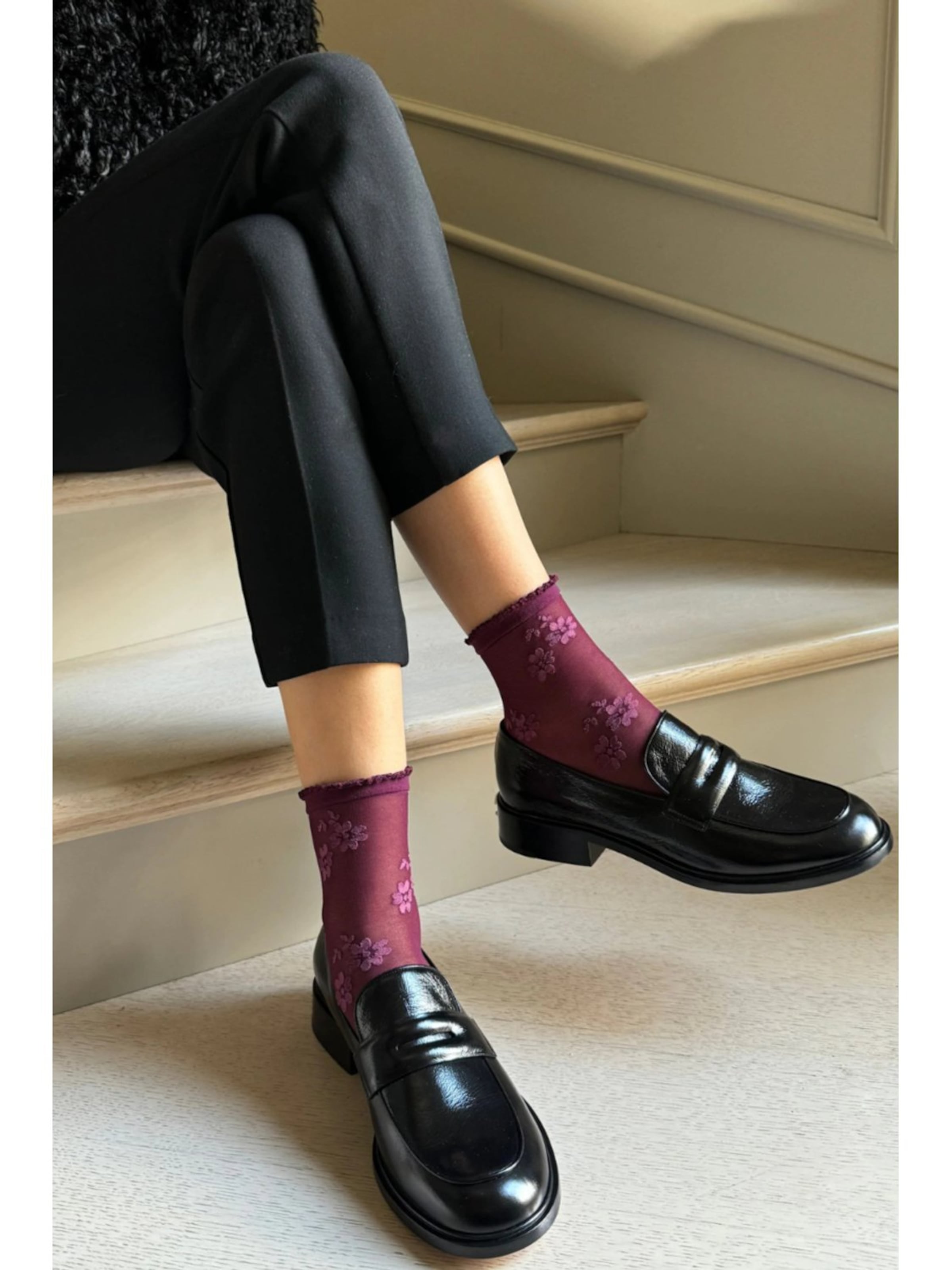 Sokisahtel Sokken 'FIORELLA floral sheer socks' in Rood: voorkant