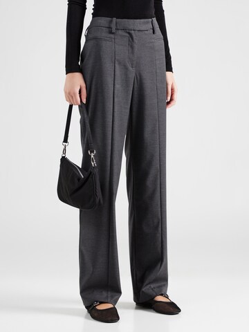 REMAIN Loosefit Broek in Grijs: voorkant
