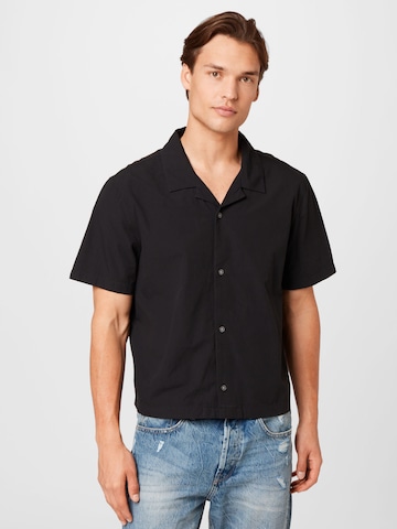 Coupe regular Chemise 'Charlie' WEEKDAY en noir : devant