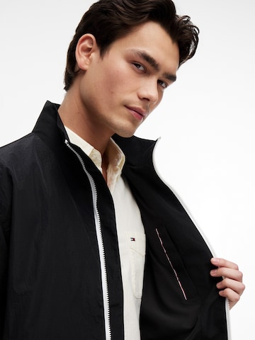 Tommy Jeans Välikausitakki 'ESSENTIAL' värissä musta