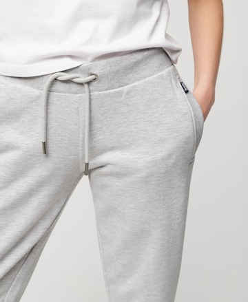 Effilé Pantalon 'Essential' Superdry en gris