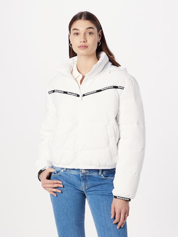Tommy Jeans Φθινοπωρινό και ανοιξιάτικο μπουφάν σε λευκό: μπροστά