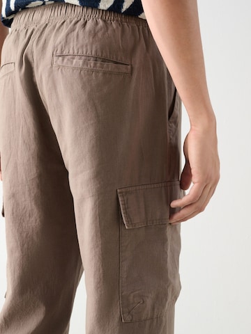 Effilé Pantalon cargo Next en marron
