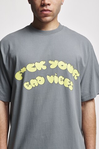 Tricou 'Vibes' de la 2Y Studios pe gri
